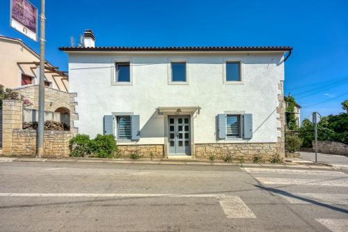 Villa Dvi Ladonje — 4-Star Luxury Hotel in Novigrad, Croatia