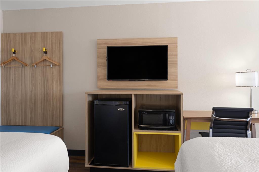 Days Inn & Suites by Wyndham Byram - photo 14