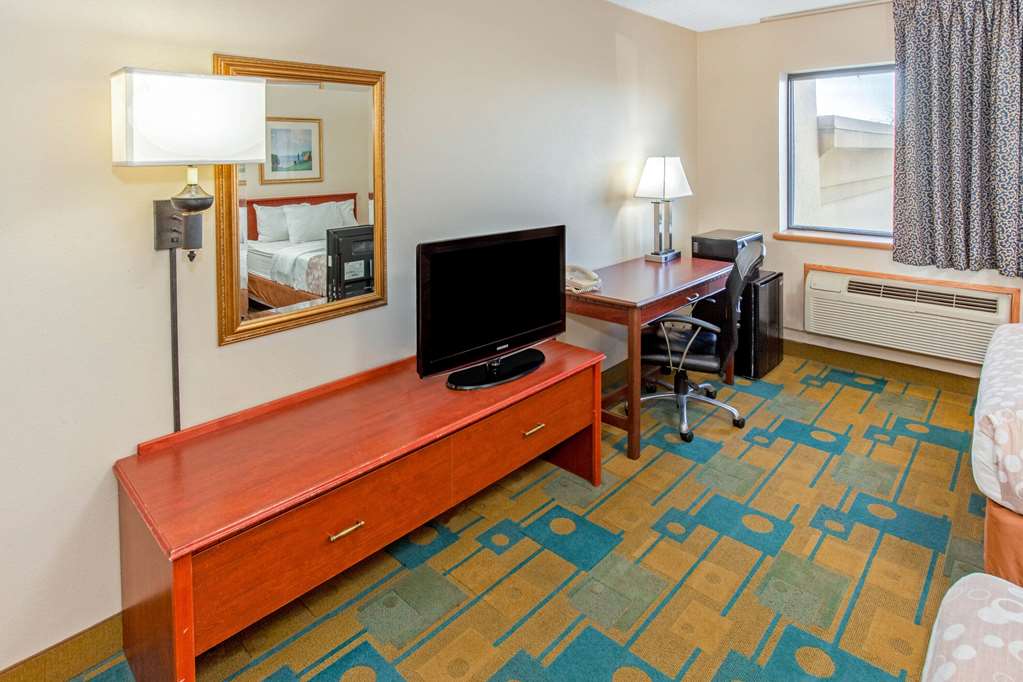 La Quinta Inn by Wyndham Milwaukee Airport Oak Creek - photo 26