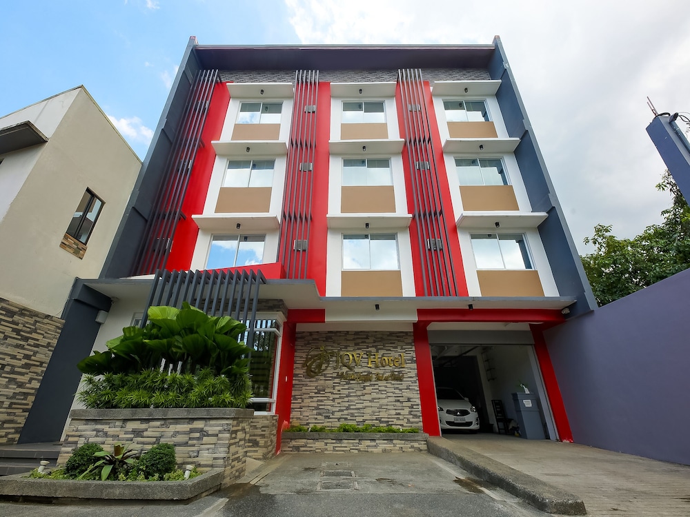 Vaccinated Staff OYO 862 Jqv Hotel in Caloocan City, Philippines