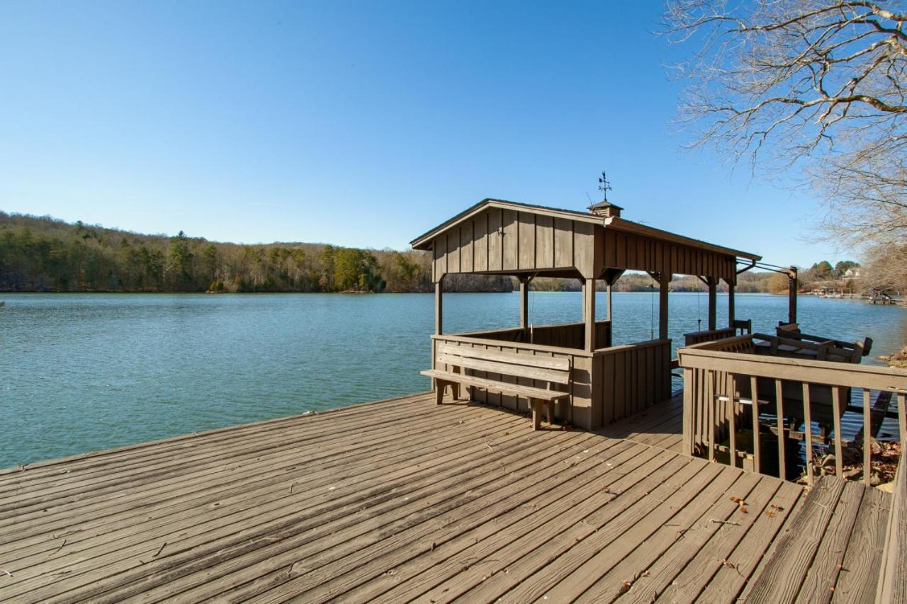 Misty Lake Hot Tub w Lake Access — hotel in Oak Ridge
