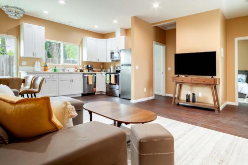 Cozy 2BR Home Mountain Views Pet Friendly — 4-Star Luxury Hotel in Thousand Oaks, United States
