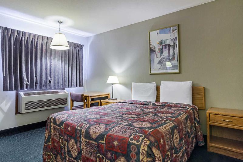 Econo Lodge Wakeeney - photo 22