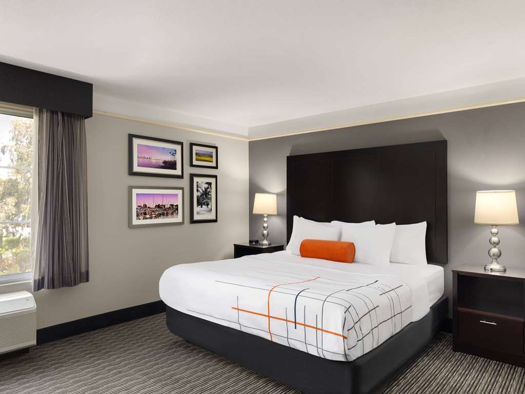 La Quinta Inn & Suites by Wyndham Santa Clarita Valencia - photo 26