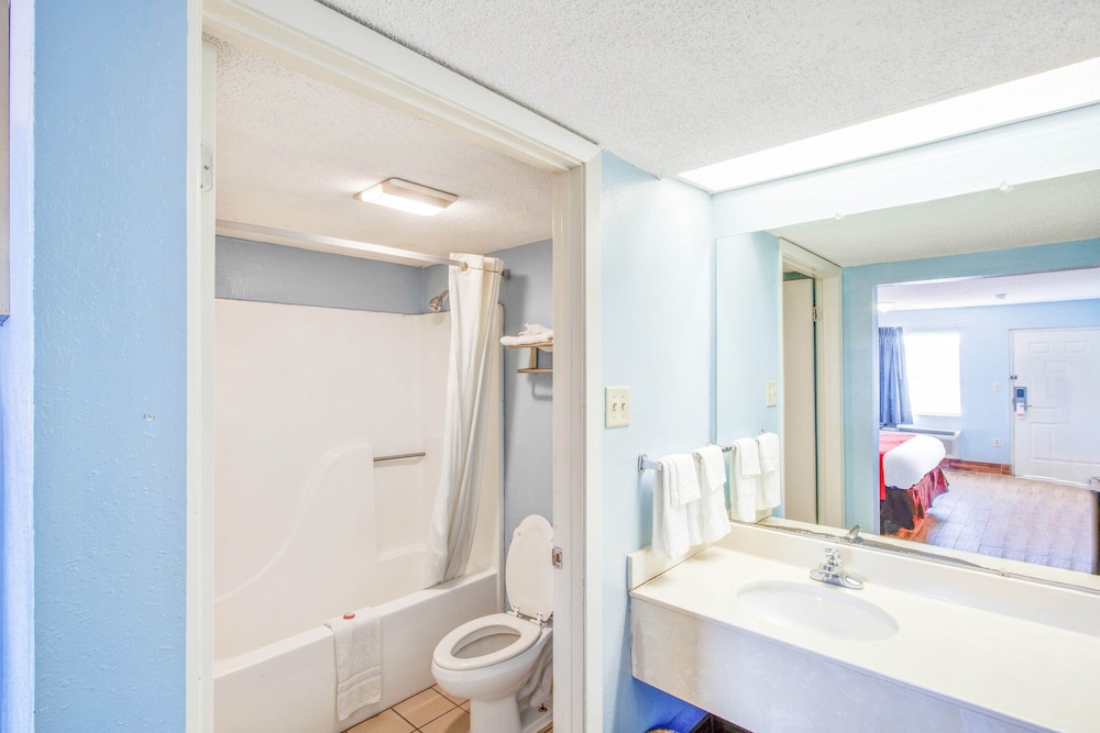 Rodeway Inn Richland Jackson South - photo 11