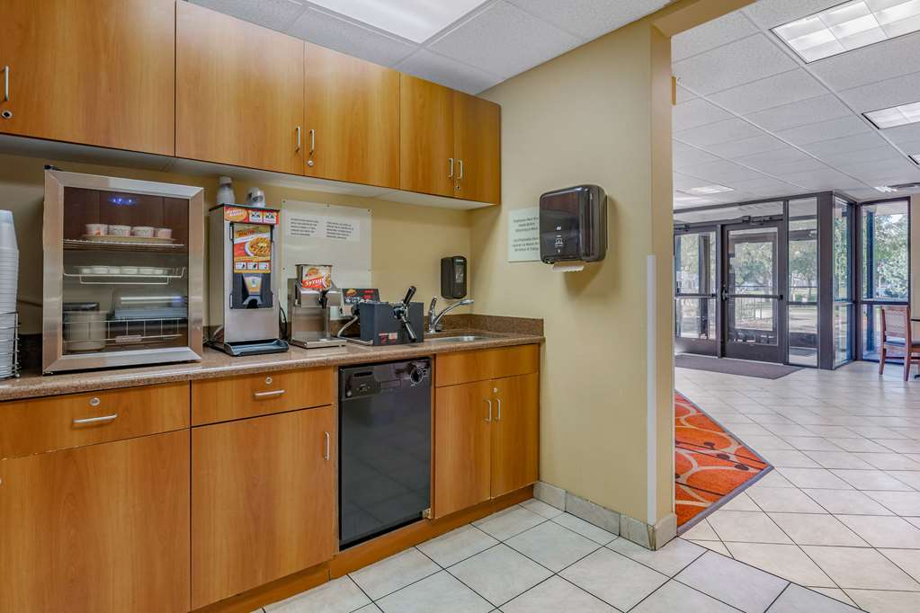 Econo Lodge Inn & Suites Des Moines Fairgrounds Area - photo 31