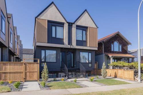 Fenced Yard Free Parking 2 King Beds with AC in Calgary, Canada