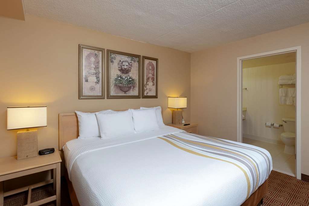 La Quinta Inn & Suites by Wyndham Garden City - photo 45