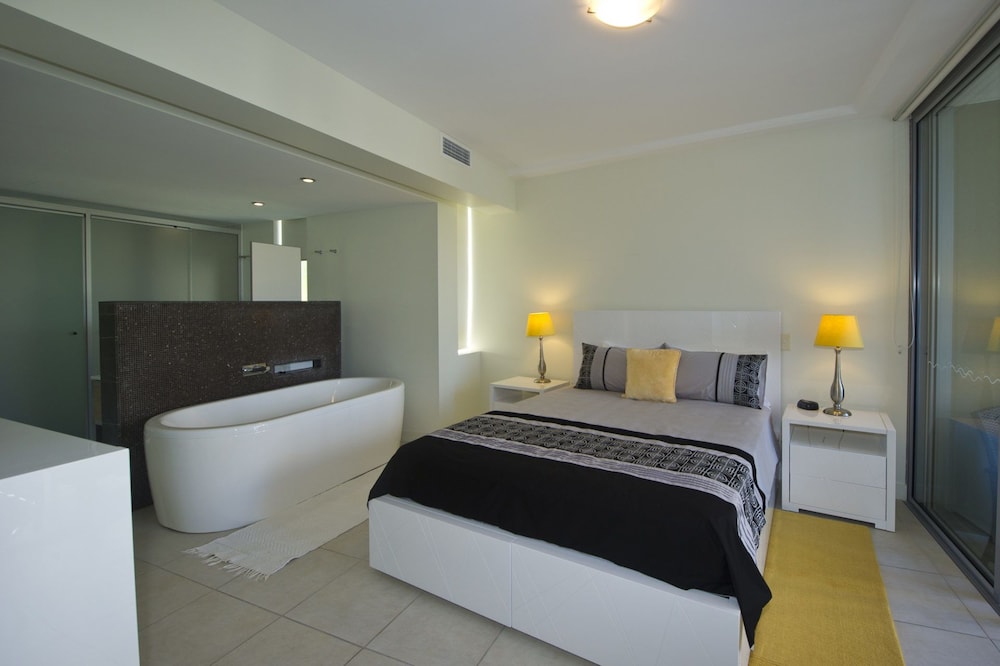 Blue On Blue Apartment 921 — 4-Star Luxury Hotel in Nelly Bay, Australia