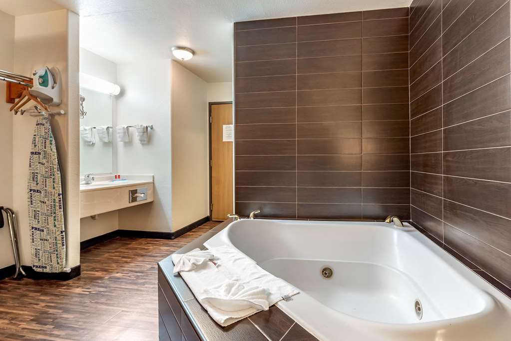Econo Lodge Pueblo North - photo 19