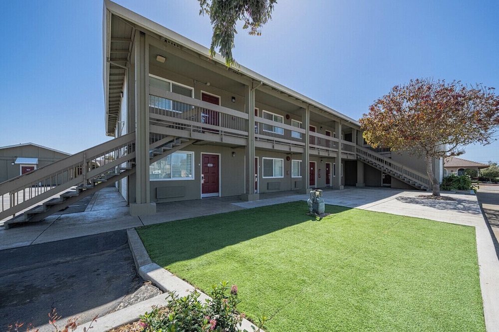 Coastal Valley Inn - photo 19