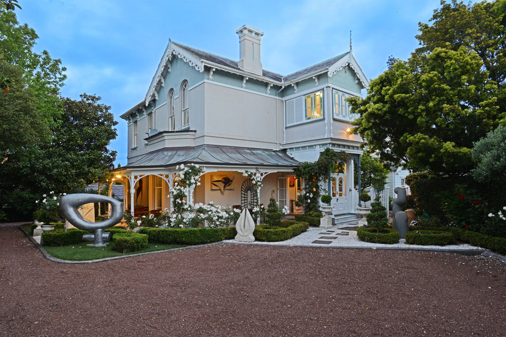 Cotter House Luxury Retreat and Art Hotel in Auckland, New Zealand
