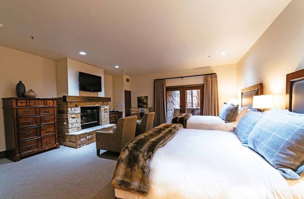 Deluxe Two Queen Room with Fireplace Hotel Room - photo 2