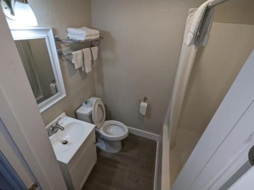 Bea's Parkway Inn - photo 11