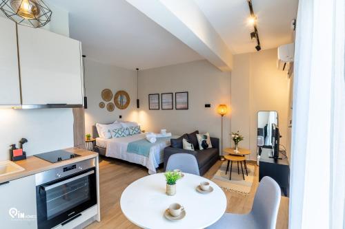 Athena & Phevos Seaside View Luxury Studio in Nea Makri in Nea Makri, Greece