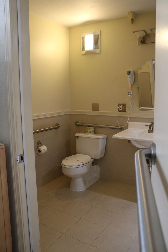 Inlet Tower Hotel & Suites - photo 36
