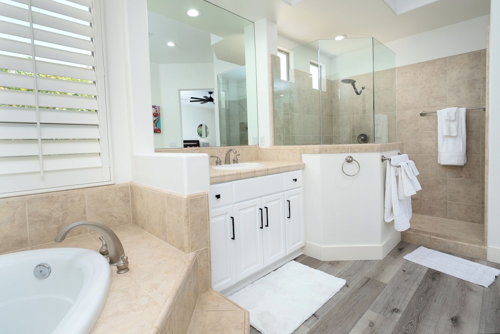 Luxurious 5BR Resort Style Home w Pool & Spa - photo 24