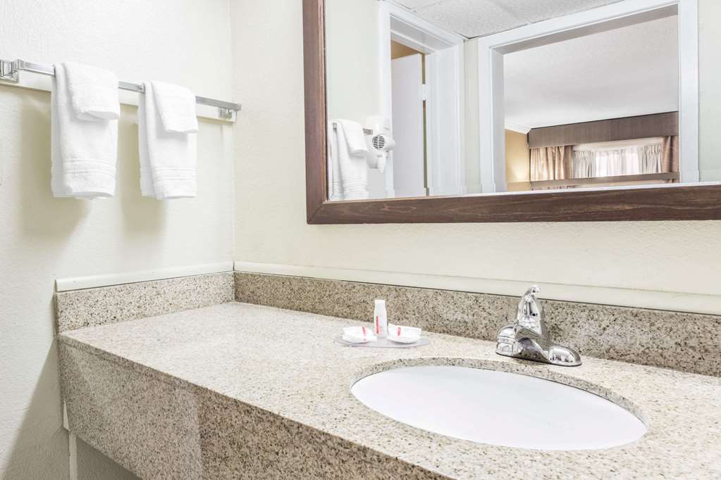 Days Inn by Wyndham Pensacola Historic Downtown - photo 9