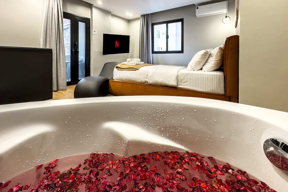 The 2bdr Obsidian Jacuzzi Stay 5min to CAI Airport — 4-Star Luxury Hotel in Cairo, Egypt