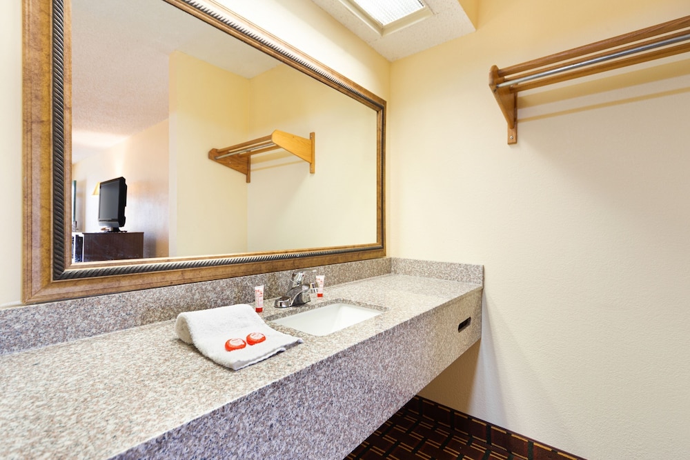 Days Inn by Wyndham Atmore - photo 30