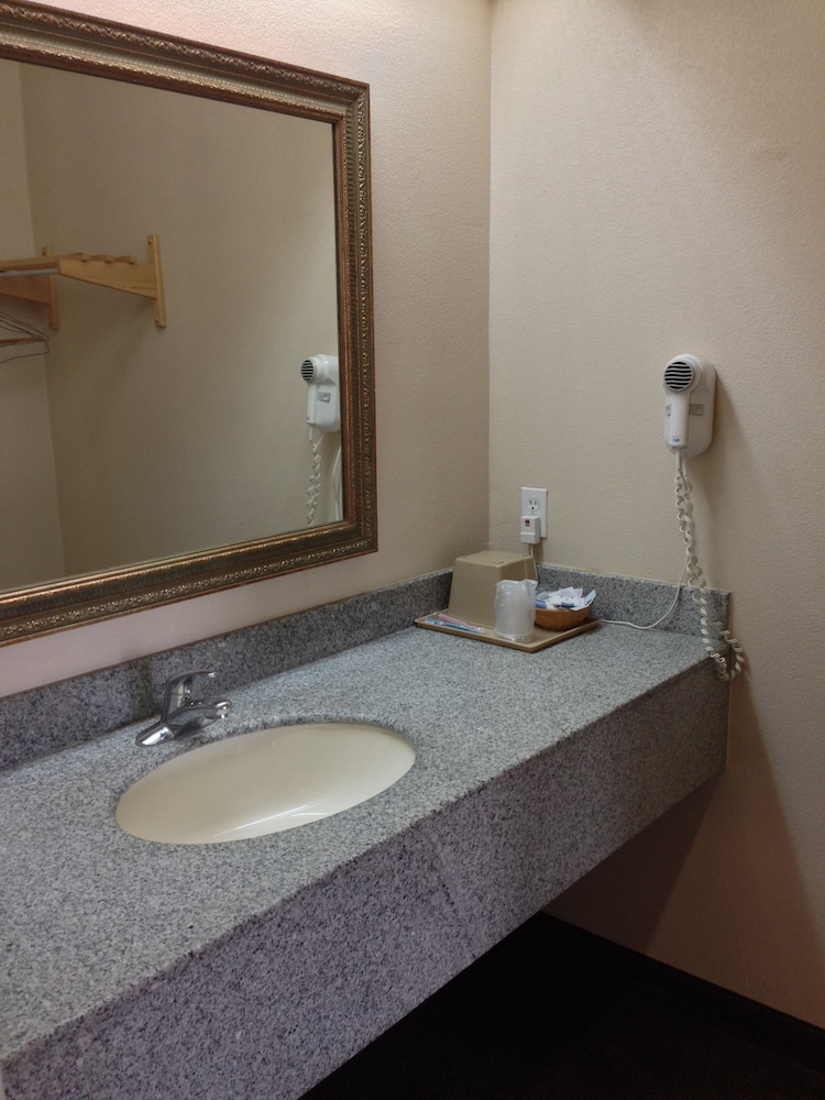 Camelot Inn & Suites Highway 290 NW Freeway - photo 23