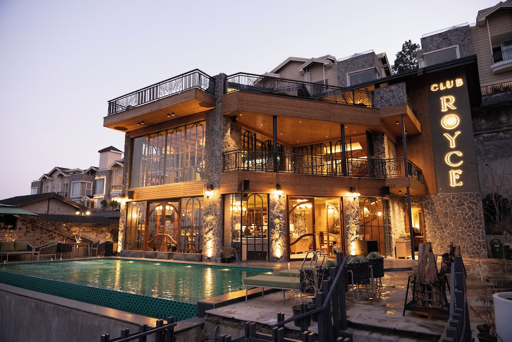 ELIVAAS privé Royce Cottage Hilltop 4 BHK Retreat With Indoor Bar Terrace & Scenic Views — 4-Star Luxury Hotel in Kasauli, India