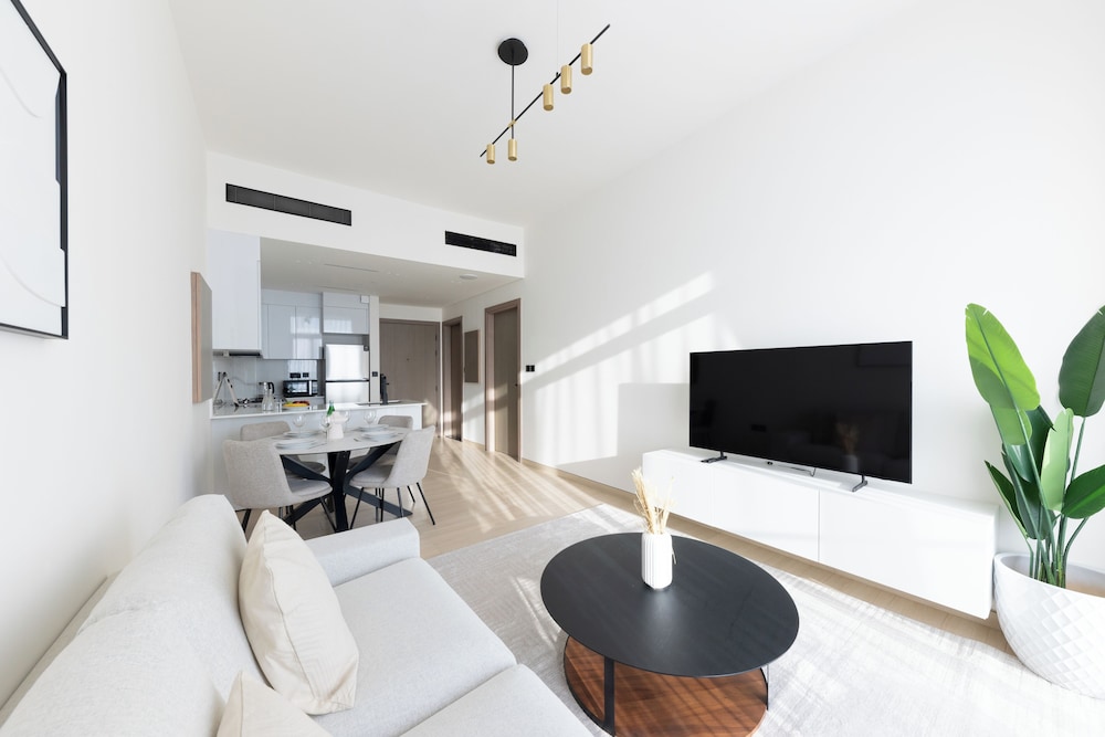 Elegant 2 Bedroom Apartment Binghatti Emerald JVC — 4-Star Luxury Hotel in Dubai, United Arab Emirates