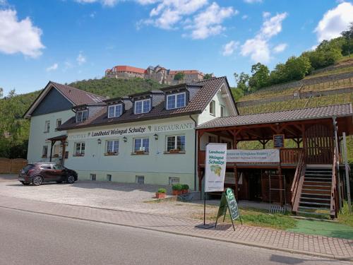 Landhotel Weingut Schulze — hotel in Freyburg