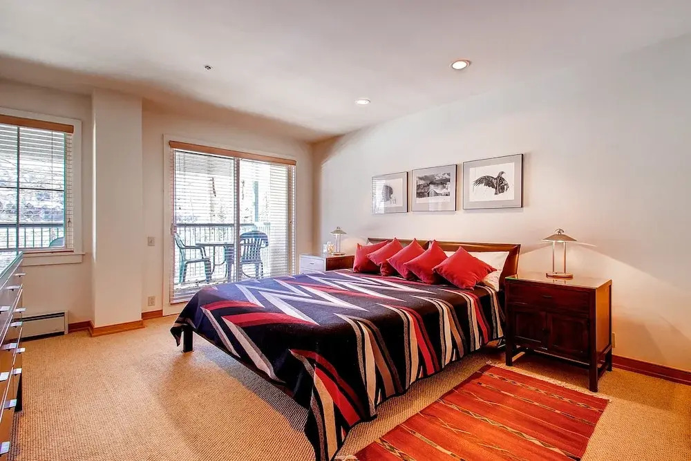 Centennial 2 Bedroom Condo Unit no. 7 — 4-Star Luxury Hotel in Avon, United States