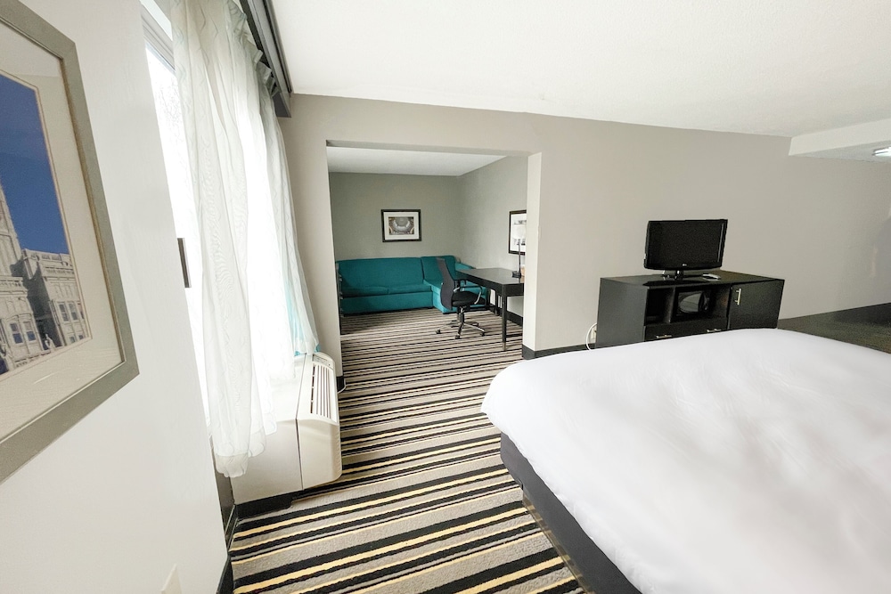 La Quinta Inn & Suites by Wyndham Jackson North - photo 16