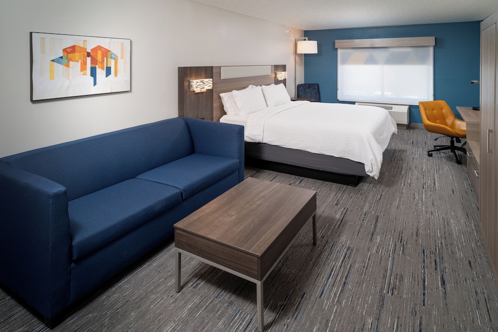 Holiday Inn Express and Suites Fairmont by IHG - photo 11