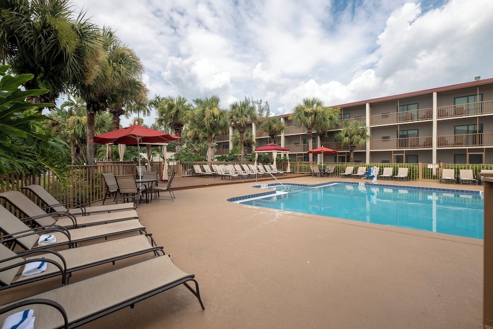 Red Roof Inn PLUS & Suites Naples Downtown 5th Ave S - photo 35