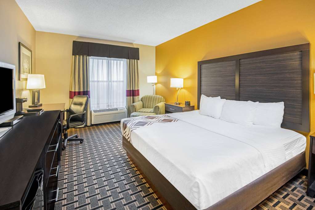 La Quinta Inn & Suites by Wyndham Denison N. Lake Texoma - photo 10