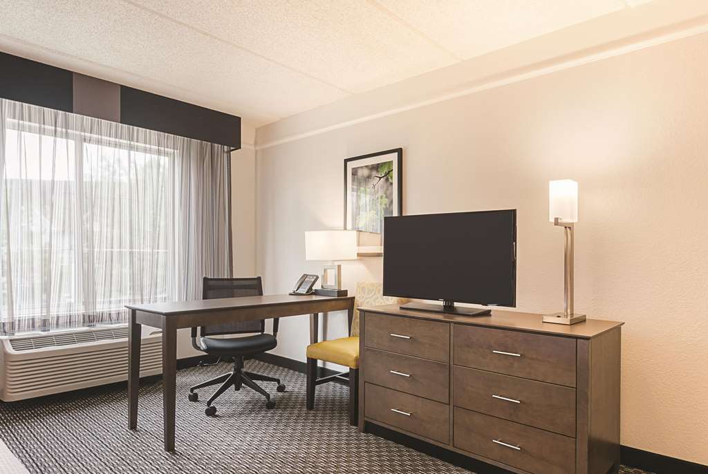 La Quinta Inn & Suites by Wyndham Dallas Plano West - photo 23