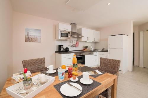 D4 Bungalow Haus Dünenpark Königsberger Allee 12 Feriendomizil Hollich — 4-Star Luxury Hotel in Gromitz, Germany