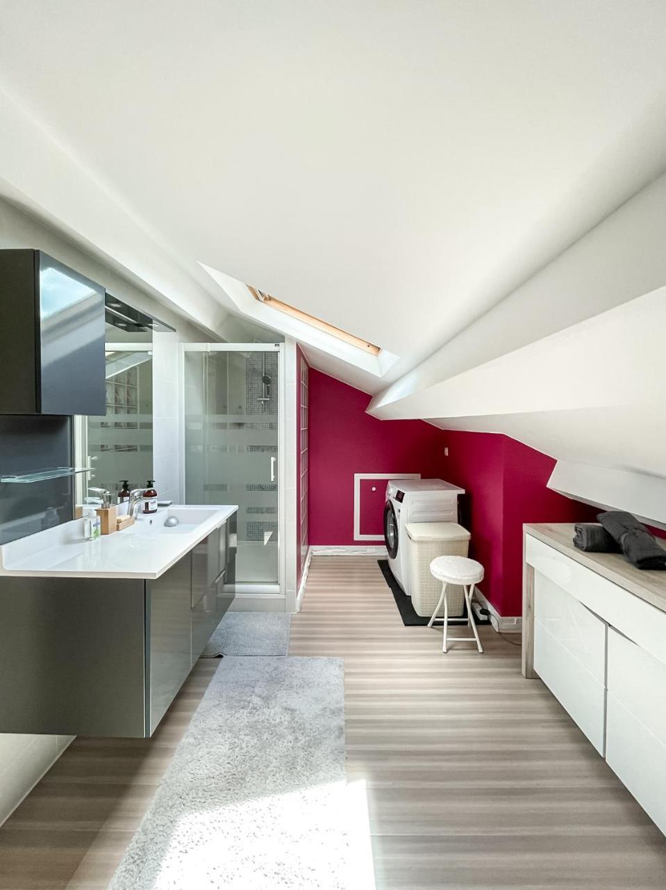 A1 Champagne Loft 105 M2 6 Personnes Place de la Republique Chalons En Champagne — 4-Star Luxury Hotel in Chalons-En-Champagne, France