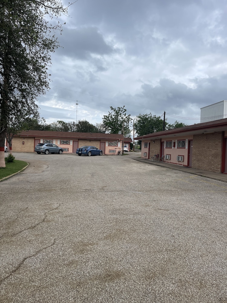 Wildflower Inn & RV Park — hotel in Cuero