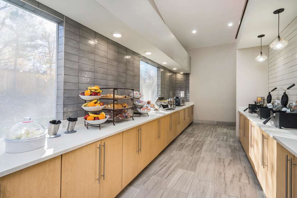 La Quinta Inn & Suites by Wyndham Chattanooga Hamilton Place - photo 32