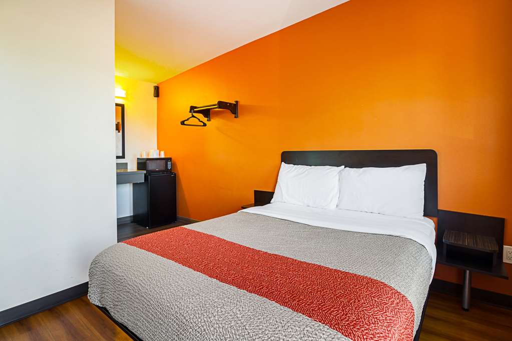 Motel 6 on Maple - photo 18