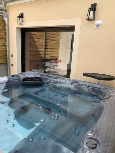 Sylina SPA Avec Jacuzzi Prive — hotel in Villeblevin