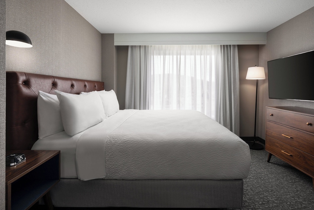Four Points by Sheraton Hotel & Suites San Francisco Airport - photo 14