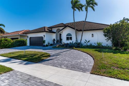 The Lighthouse l Gorgeous Waterfront 3 Bed with Quick Access to Gulf in Marco Island, United States