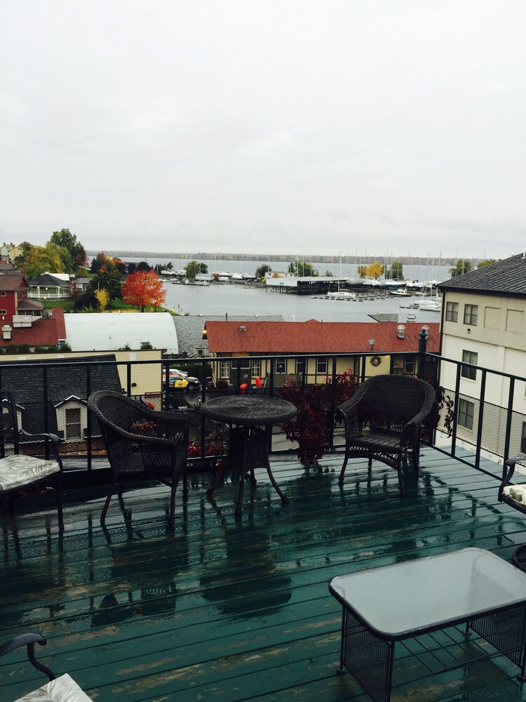 Goodfellos Suites - carbon neutral hotel in Sackets Harbor