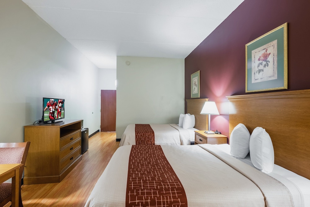 Red Roof Inn Hendersonville - photo 13