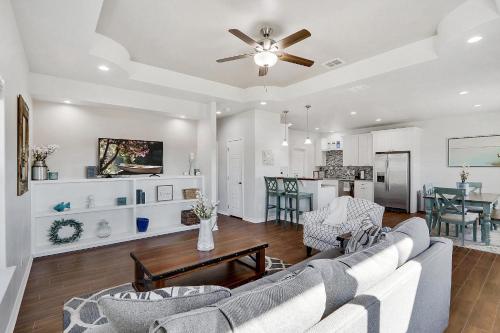 Oasis by the Lake in Canyon Lake, United States