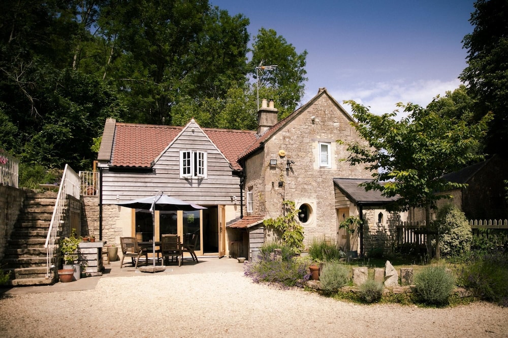 Cotswolds AoNB Cottage Modern Renovation Sleeps8 — 4-Star Luxury Hotel in Bath, United Kingdom