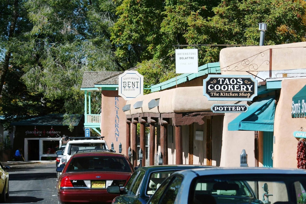 Inn on La Loma Plaza - photo 99