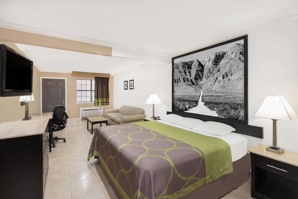 Super 8 Wyndham McAllen Downtown City Center Plaza Mall Airport - photo 3