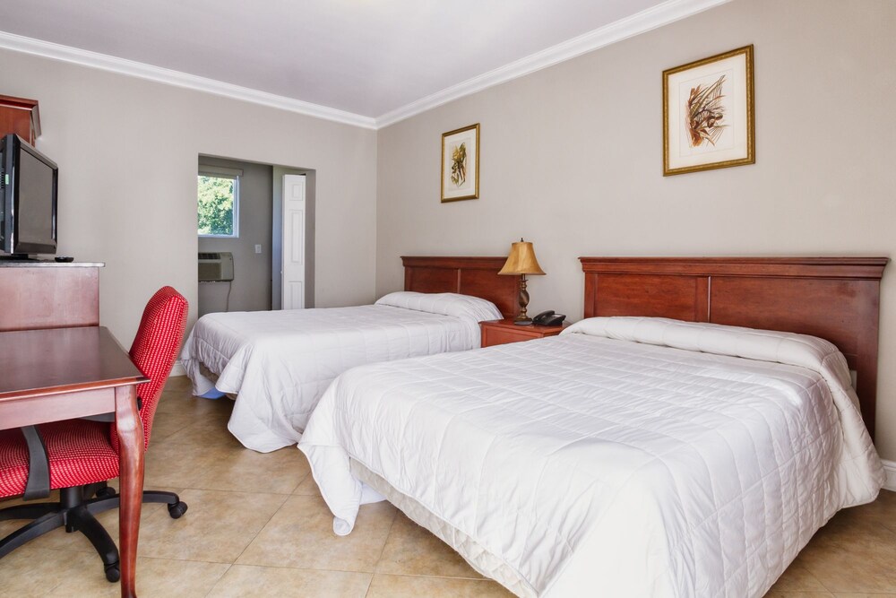 Sun and Surf Inn - photo 4