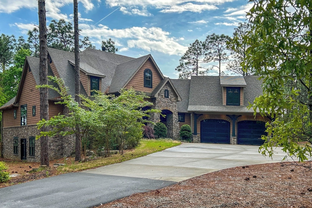 Fire Pit Patio: Spacious Southern Pines Retreat — hotel in Southern Pines